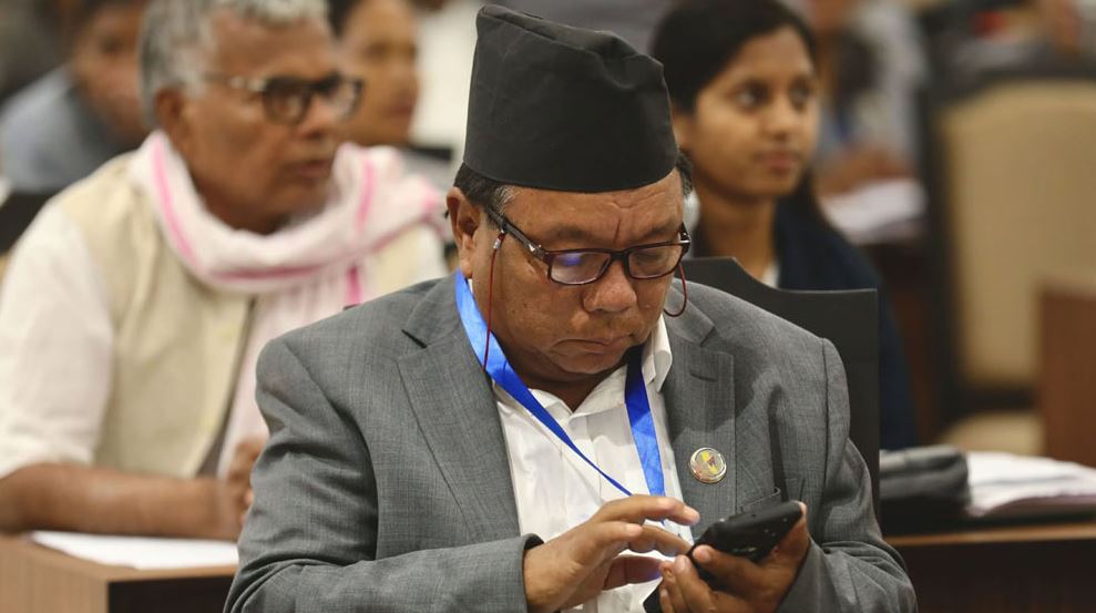 अब सांसदले बैठक बस्दा फोनमा कुरा गर्न,फोटो भिडियो खिच्न नपाउने