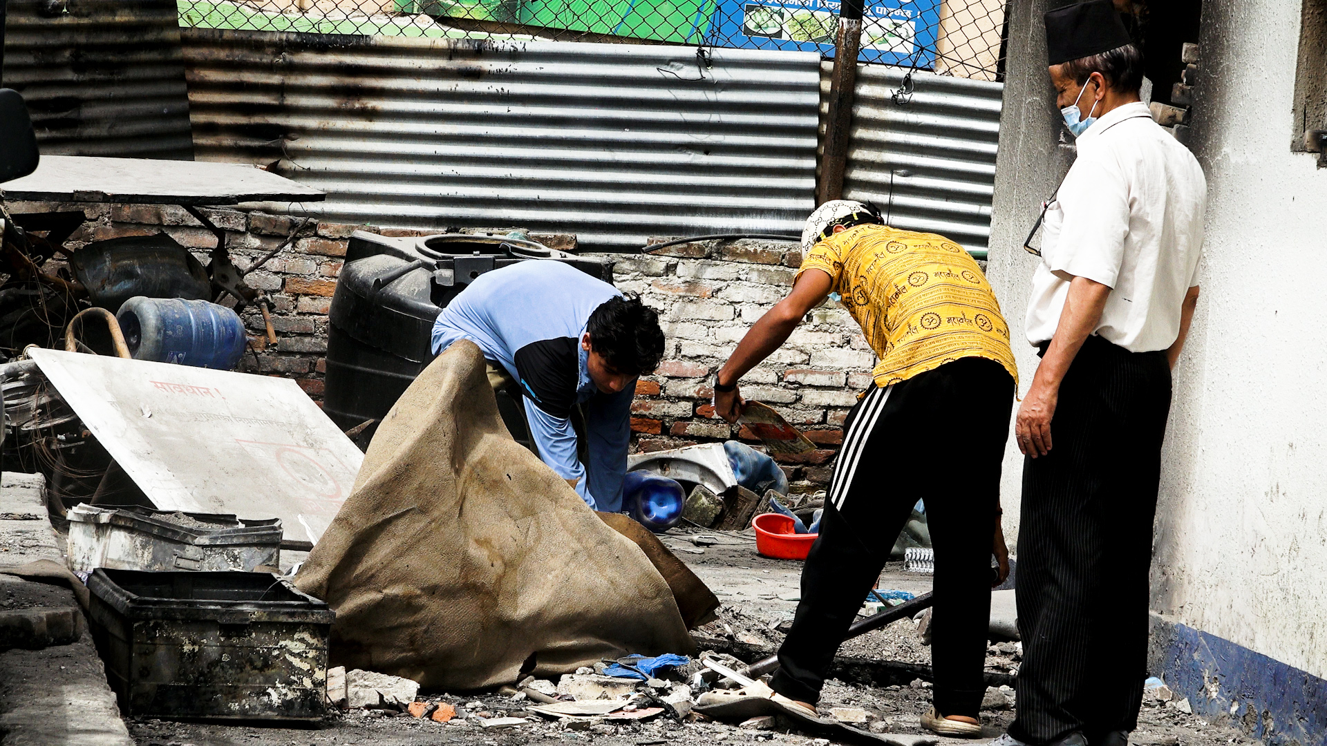 प्रहरी प्रभाग पुनःस्थापनामा जुटे स्थानीय, सबै मिलेर धमाधम सरसफाई