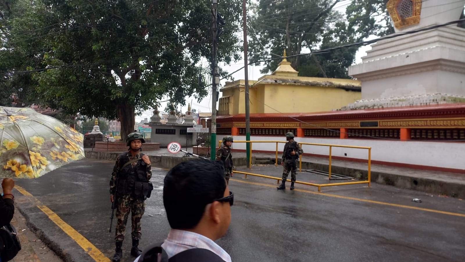 सडक चोकमा सेनाको गस्ती,सर्वसाधारणलाई हिँडडुलमा रोक