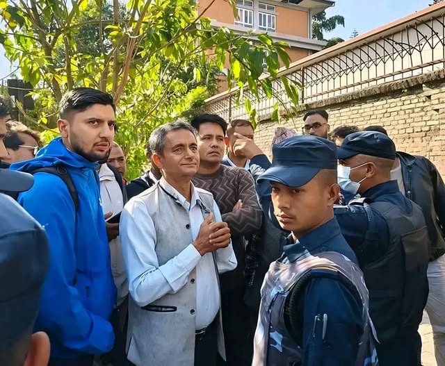 सेयर बजार घटेको भन्दै सिंहदरबार अगाडि विरोध गरेका लगानीकर्ताहरु हिँडे रास्वपा पार्टी कार्यालय