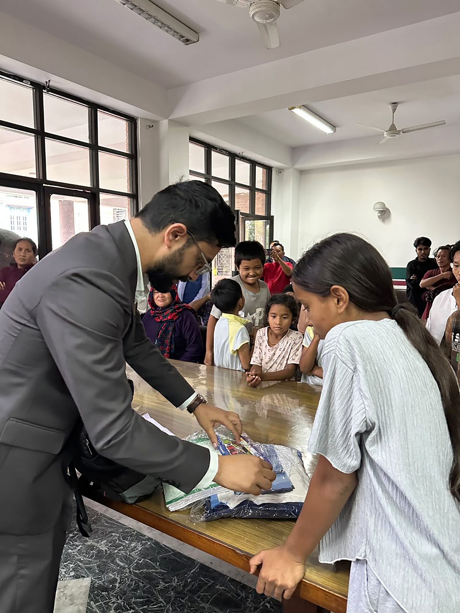 किताब कापी बोकेर सुकुम्वासी होल्डिङ सेन्टर’पुगे शिक्षामन्त्री,विद्यार्थीलाई ‘बस’ को व्यवस्था