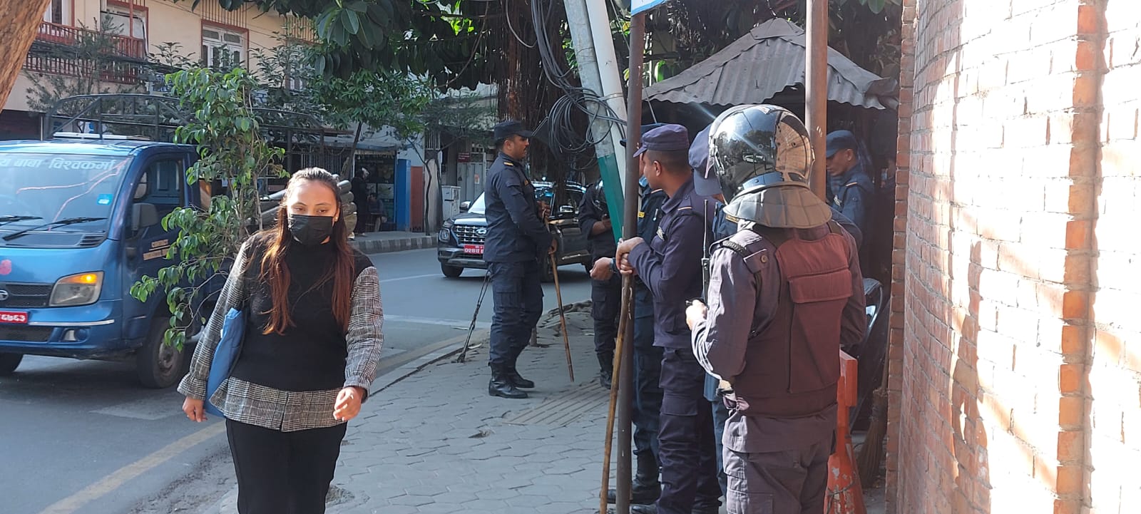 केपी ओली उठ्ने झापा जिल्लामा सम्भावित असुरक्षालाई मध्यनजर गर्दै मतदानकेन्द्रमा थपियो सुरक्षाकर्मी