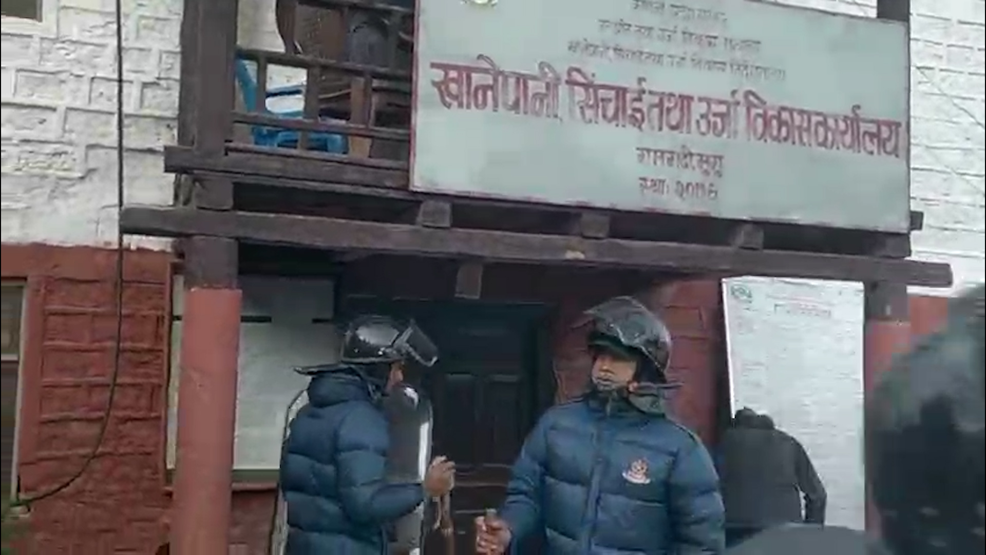 मुगुमा जेनजीहरुले सिंचाइ कार्यालयमा लगाएको ताला प्रहरीले खोल्यो