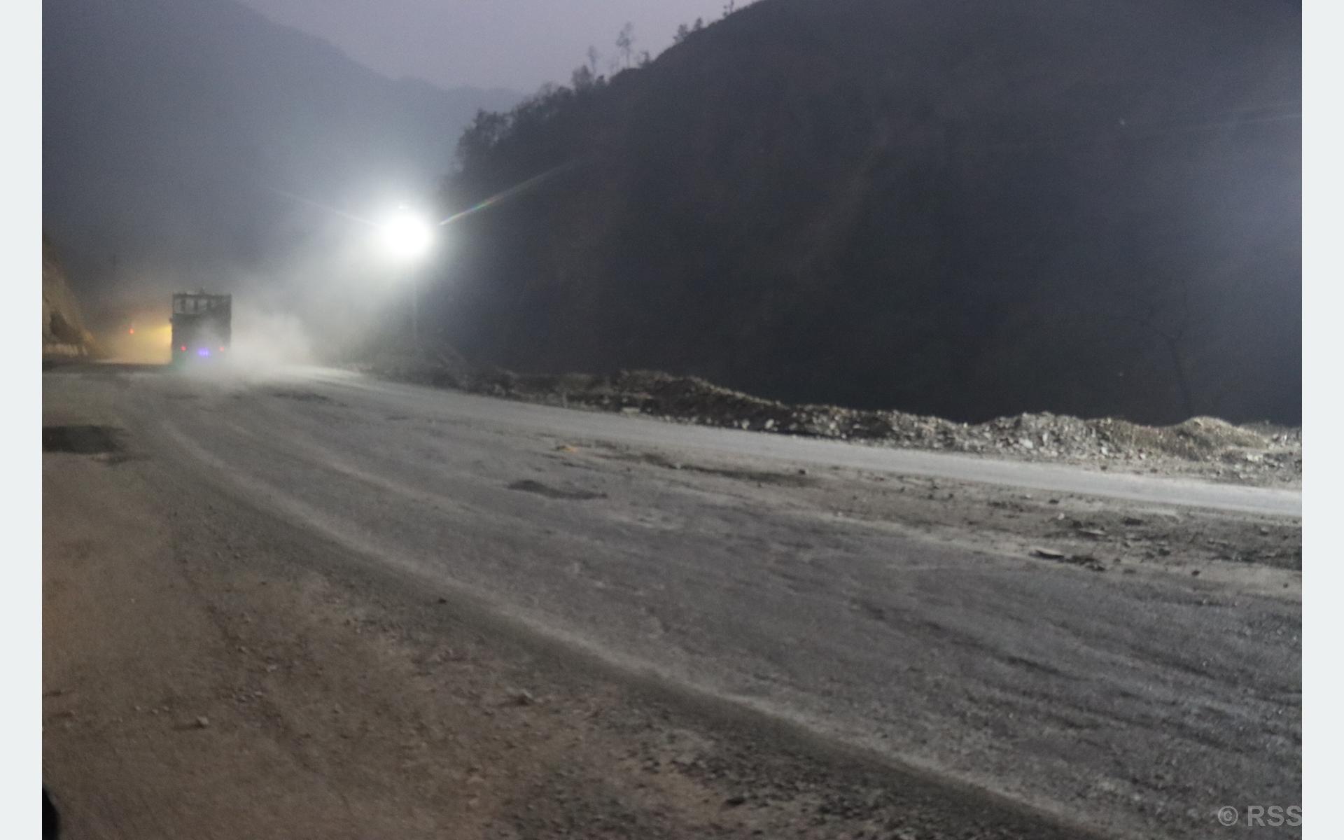 ढुंगा खसिरहेपछि तुइन खोलाको पहिरोमा ‘फ्लड लाइट’ जडान