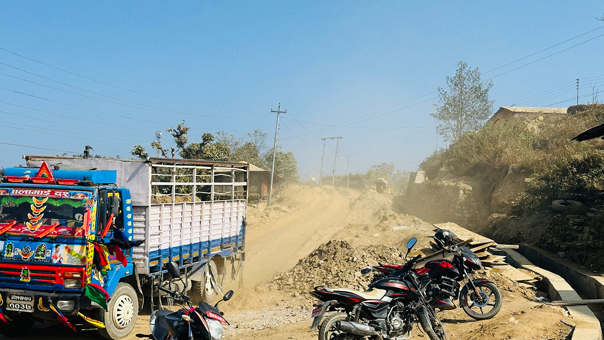 उदयपुर–२ उम्मेदवार फेरिइरहे तर फेरिएन सडकको अवस्था,मतदाता भन्छन्- यसपाली जसरी पनि पीच सडक चाहियो