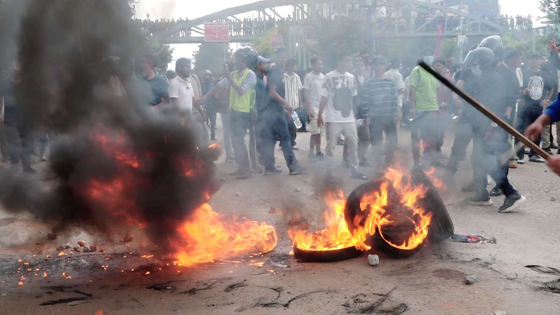 परिस्थती नियन्त्रण बाहिर गएपछि हतियार छोडेर प्रहरी  सादा पोशाकमा निस्किए, थुनुवाहरु पनि बाहिरिए