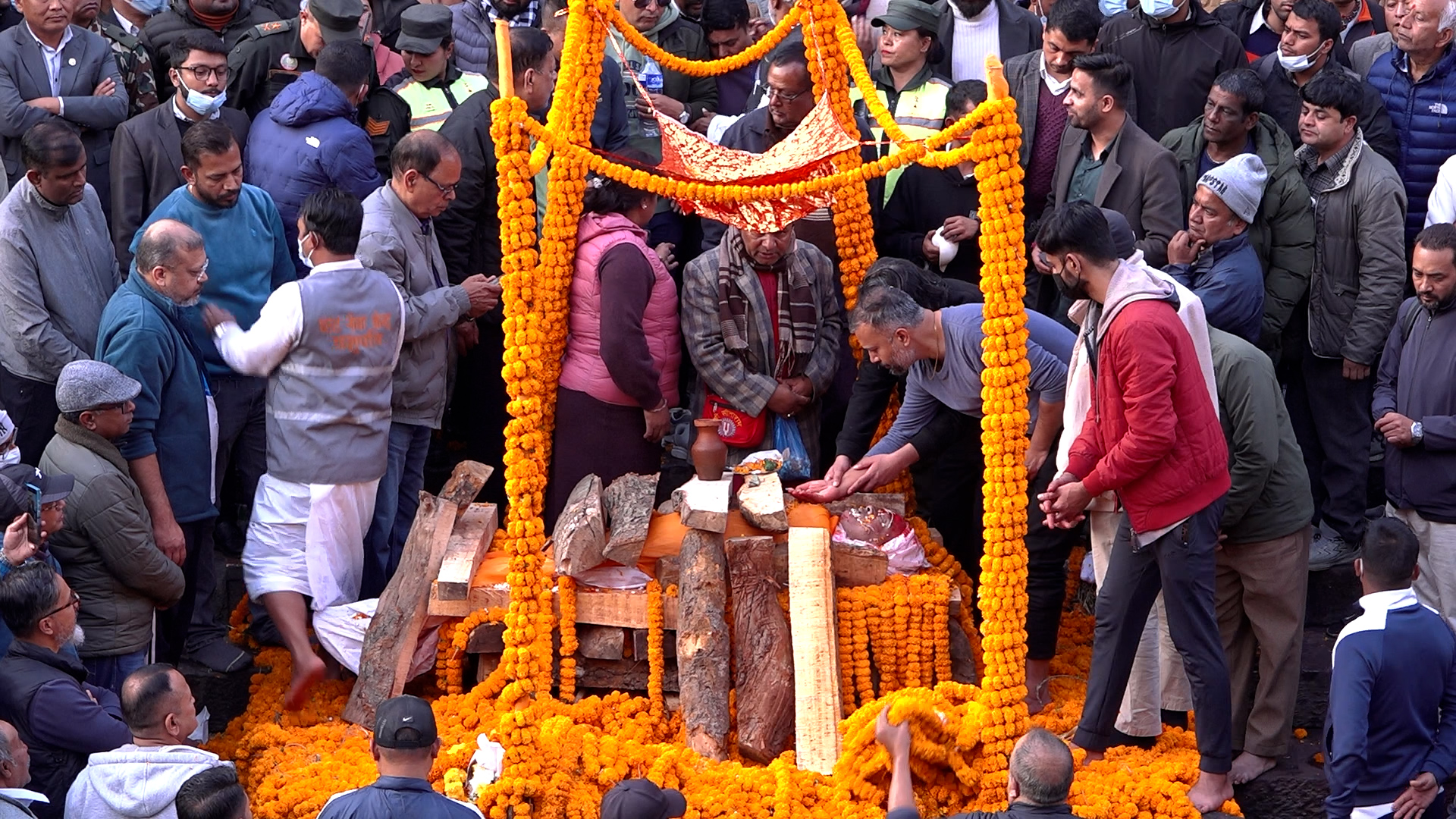 उच्च पदाधिकारीको बाक्लो उपस्थितीमा बालेनका बुवाको अन्त्येष्टि, को-को पुगे आर्यघाटमा ?