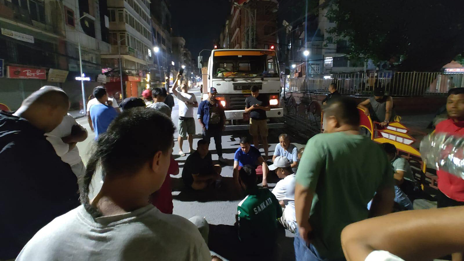 जब मध्यराति न्यूरोड पुगेको महानगरपालिकाको क्रेन स्थानीयले लिए नियन्त्रणमा..