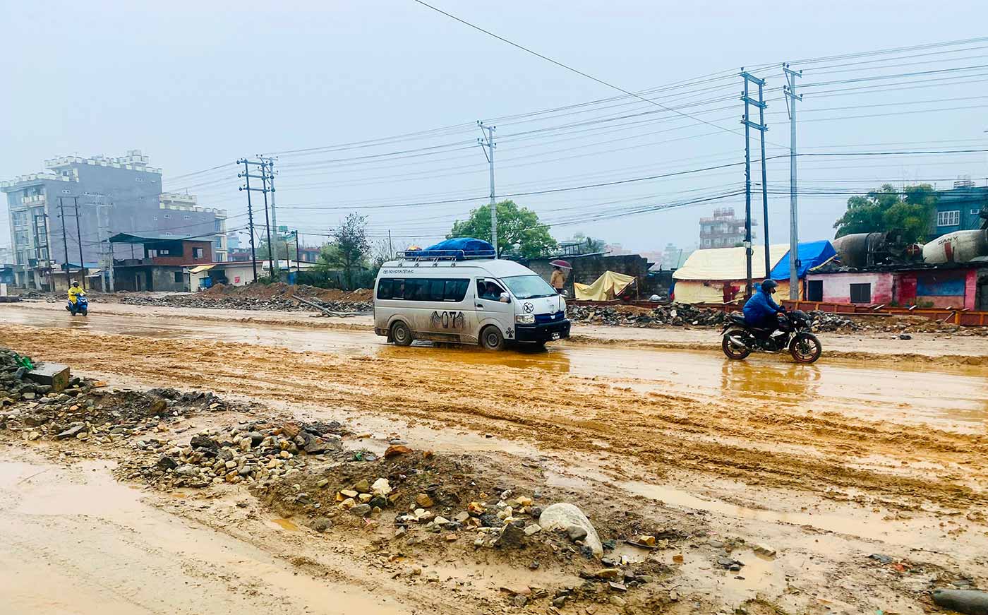 राजमार्गमा हिलो र धुलोले सास्ती