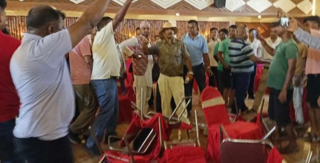 कुर्सी हानाहान र तोडफोडपछि सिमराको नगर सभा स्थगित