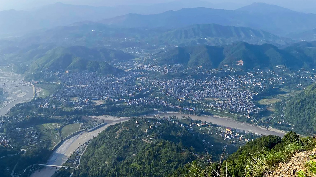 तनहुँको ऋषिङ गाउँपालिका–१ गैराखुदीबाट देखिएको दमौली बजार(तस्वीर)