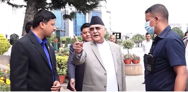 झोँकिदै ओलीले भने- गिरीबन्धु टी इस्टेटवारे ‘बालेनलाई सोध्नुस्’