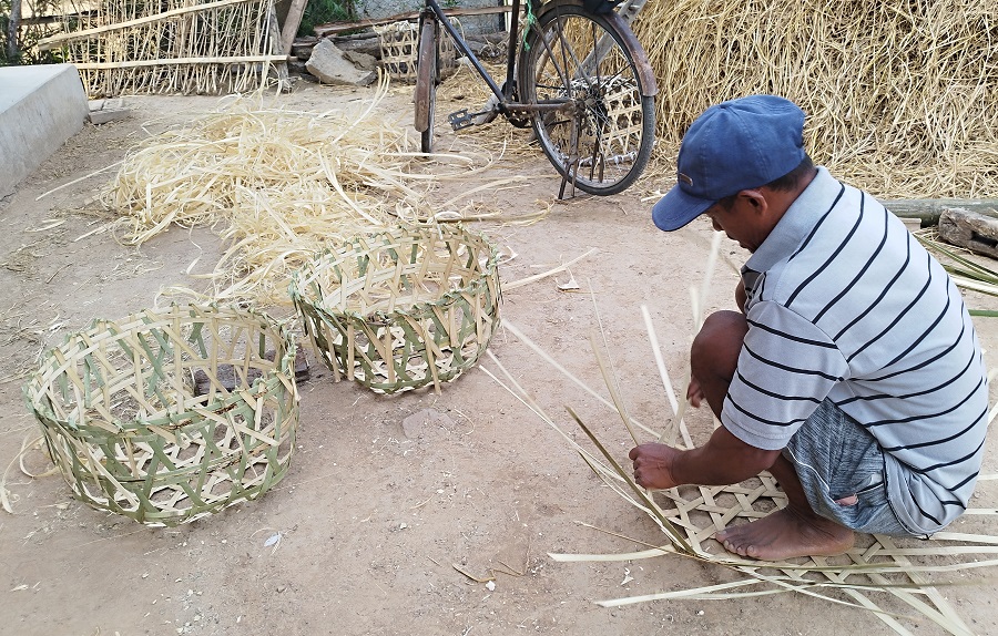 बाँसका चोयाबाट गैजा र छाता बुनेर स्वरोजगार बनेका ढाटु चौधरी