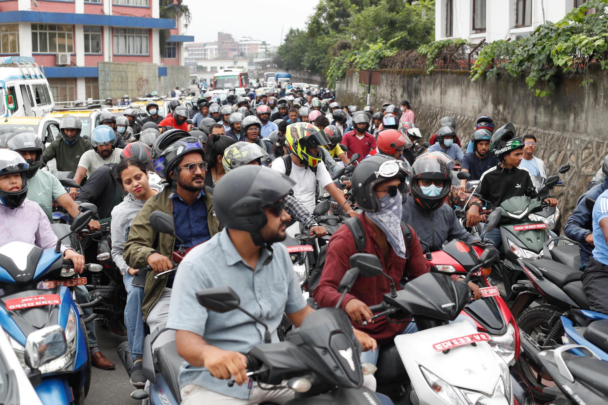 उपत्यकामा पेट्रोलियम पदार्थको हाहाकार- पम्प बन्द हुँदा प्रहरी, आर्मी र सशस्त्र प्रहरीको पम्पमा भीड