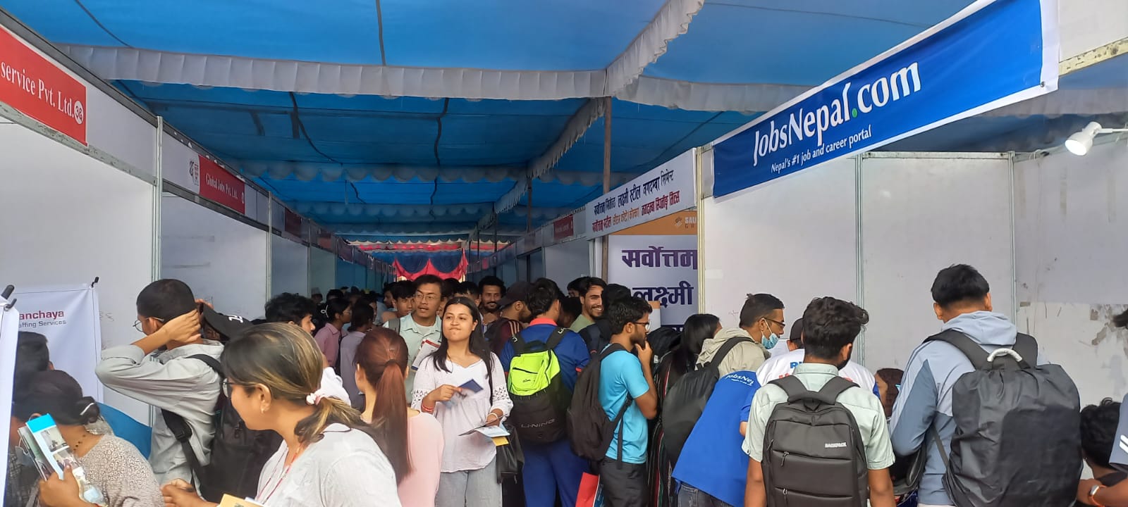 पाटनमा भैरहेको जागिर पाइने श्रमाधान रोजगार मेलामा आवेदन दिनेको भीडभाड (फोटोहरु)