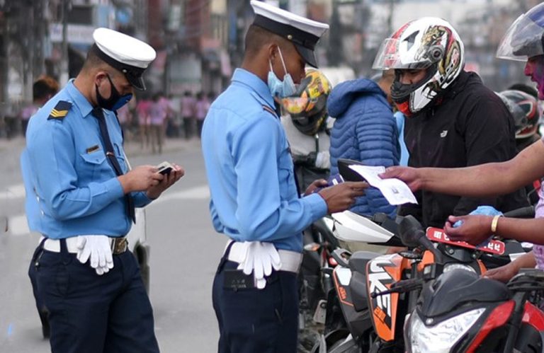 प्रहरीले भन्यो: 'चिट काट्ने ट्राफिक प्रहरीले एक रुपैयाँ पाउँदैनन् सिधै राजश्वमा दाखिला हुन्छ'