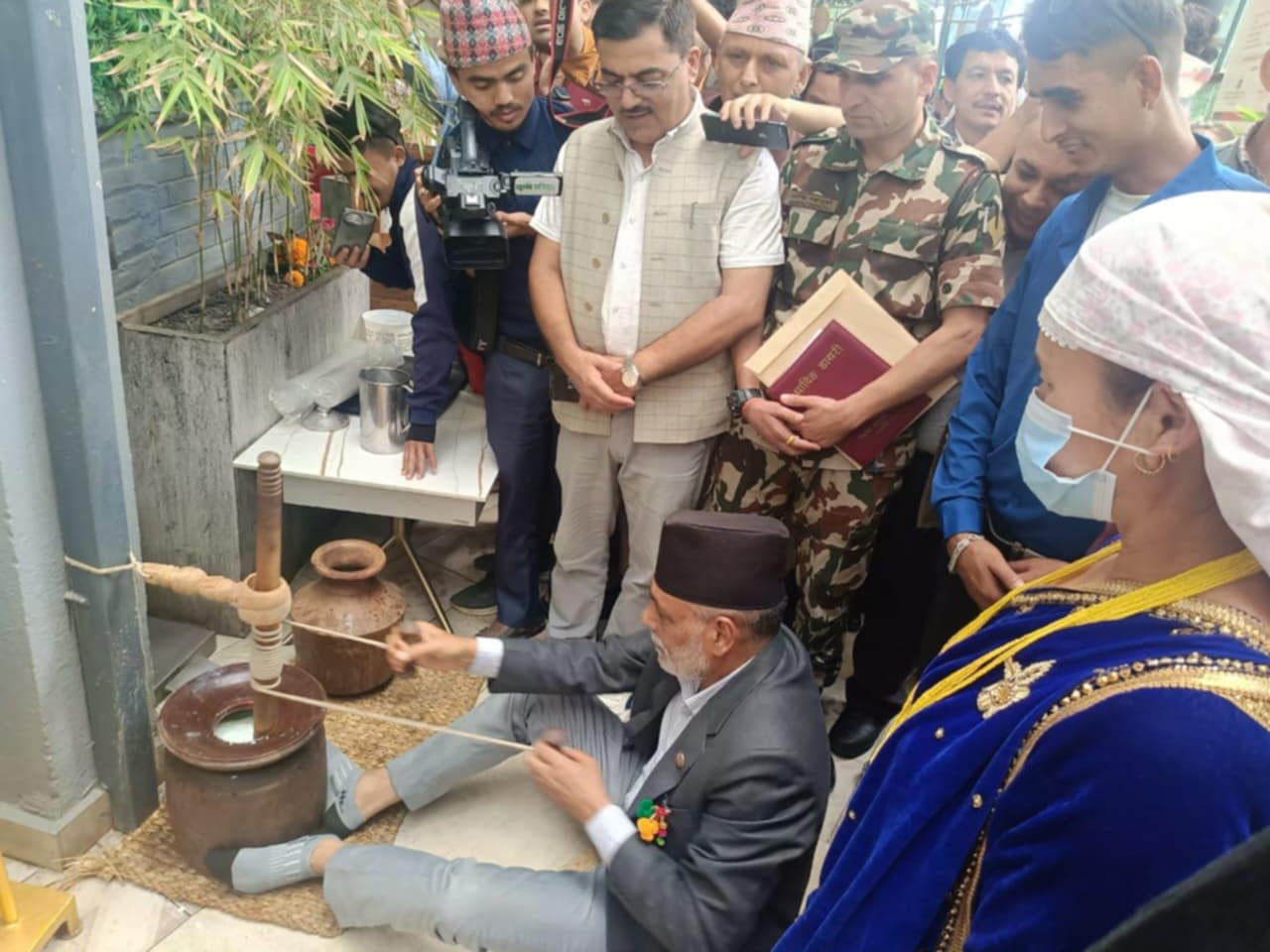 मोही अभियानलाई कृषि मन्त्रीको साथ, ठेकीमा मोही पारेर खुवाए