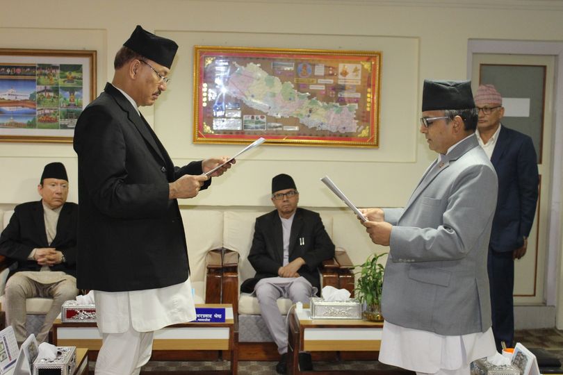 अर्थ सचिव डा. घिमिरेले लिए राष्ट्र बैंक संचालकको रुपमा शपथ