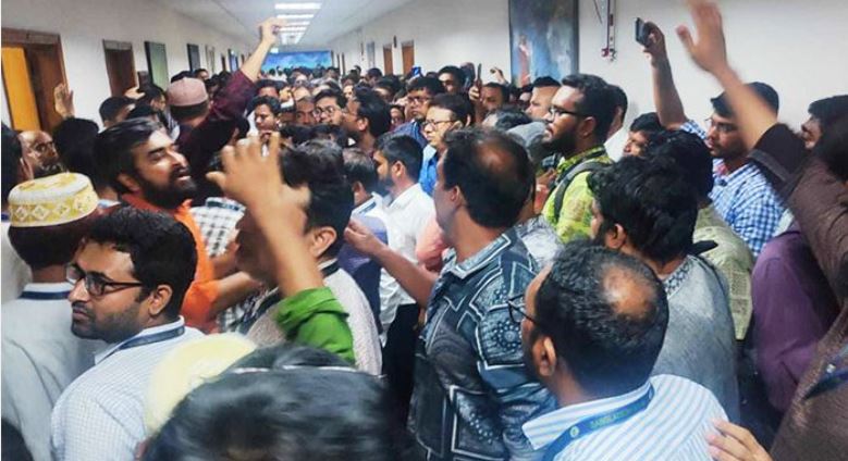 बंगलादेश हिंसा : आन्दोलनकारीको दबाबपछि डेपुटी गभर्...