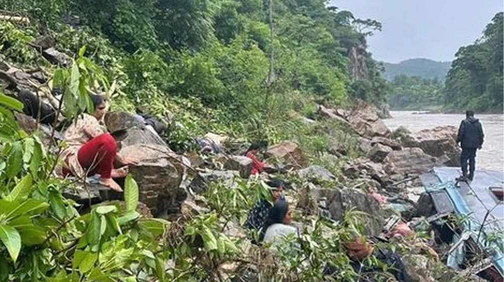 ४० जना यात्रु सवार बस मर्स्याङ्दी नदीमा खस्यो