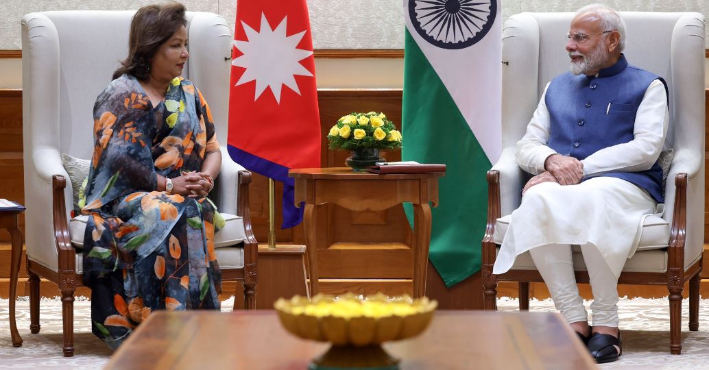 ओलीको नेपाल भ्रमणको निम्तापत्र मोदीलाई हस्तान्तरण