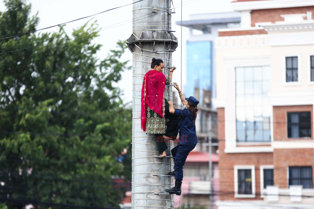 केटाले बिहे गर्न नमानेको भन्दै आत्महत्या गर्न माइतिघरको पोलमा चढ्ने युवतिको उद्दार