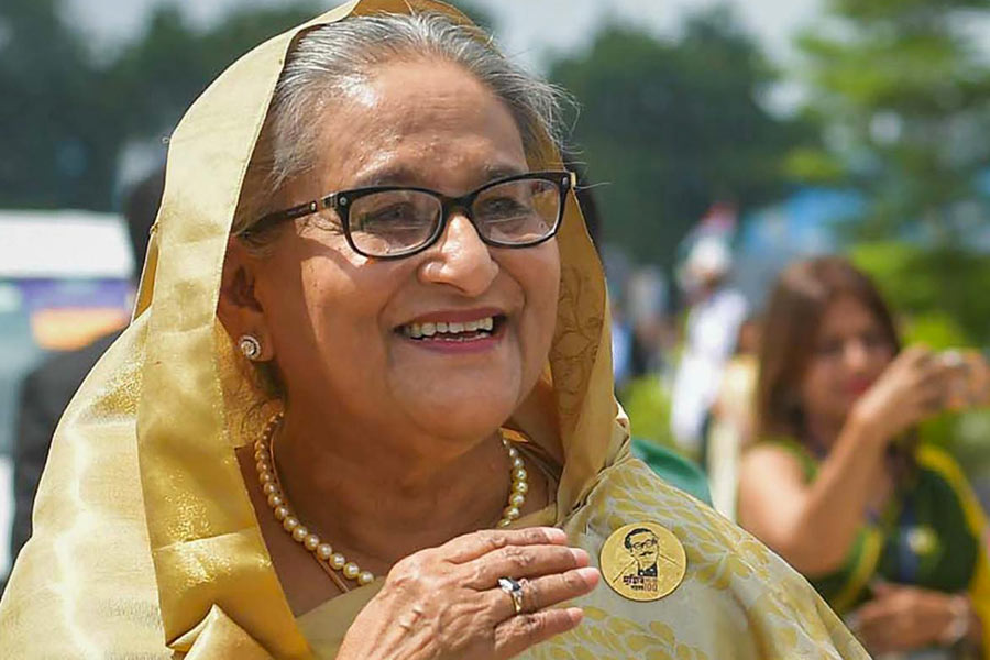 हिंसा भड्किएपछि प्रधानमन्त्री हसिनाले दिइन् राजीनामा, ‘सुरक्षित स्थान’ तर्फ पलायन