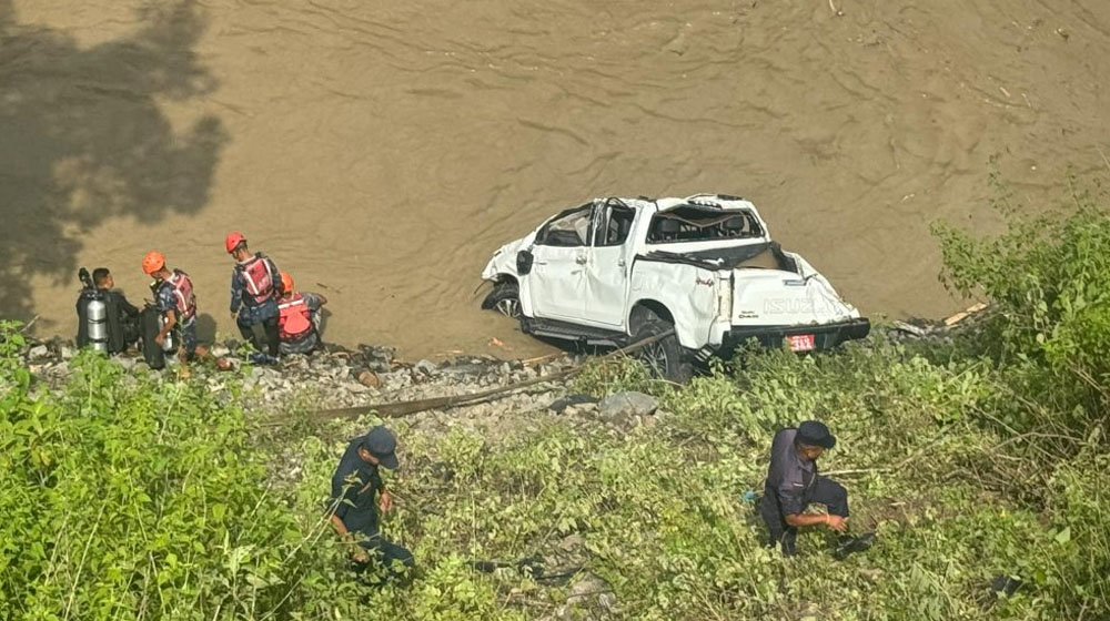 सुनकोसीमा खसेको हाइलक्स गाडी भेटियो, बेपत्ता तीनजनाको खोजी जारी