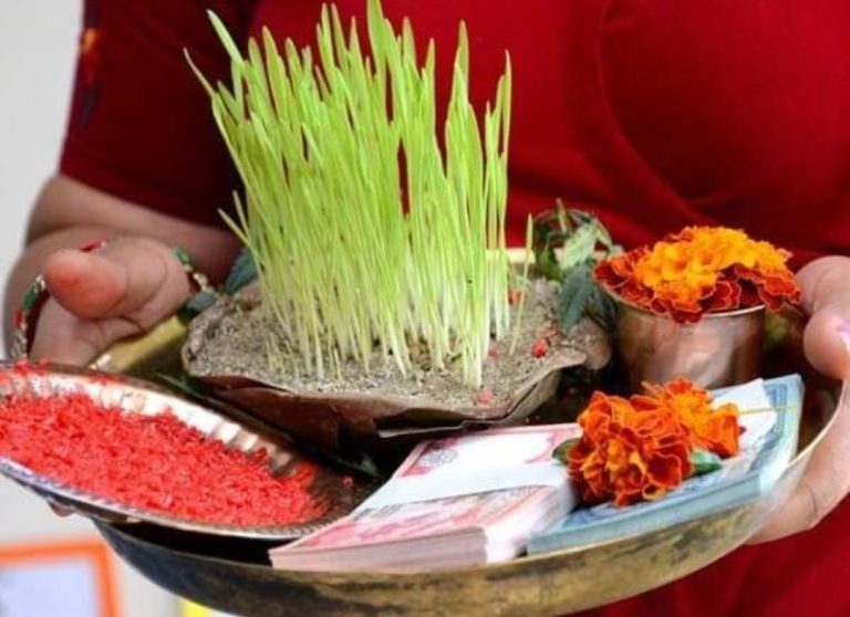 टीकाको साइत आज बिहान ११बजेर ५३ मिनेटमा,टीका लगाइदिने पश्चिम र लगाउने पूर्व फर्किन उत्तम
