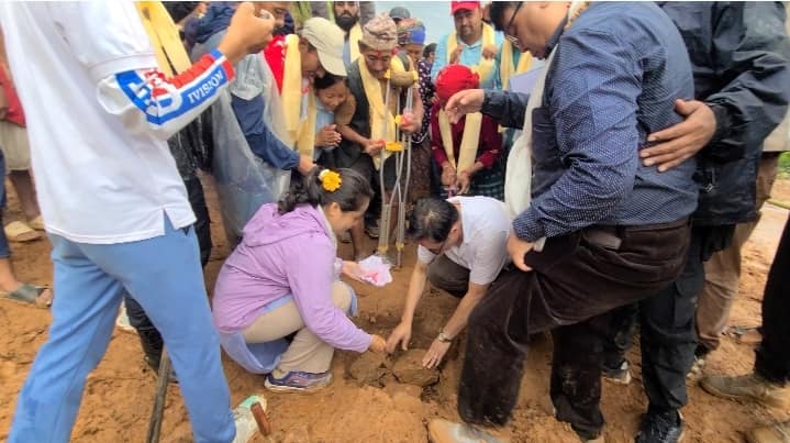 युट्युब च्यानल ‘हेर्ने कथा’ को पात्र प्रकाश तामाङको घर निर्माणमा जुटे सहयोगीहरु