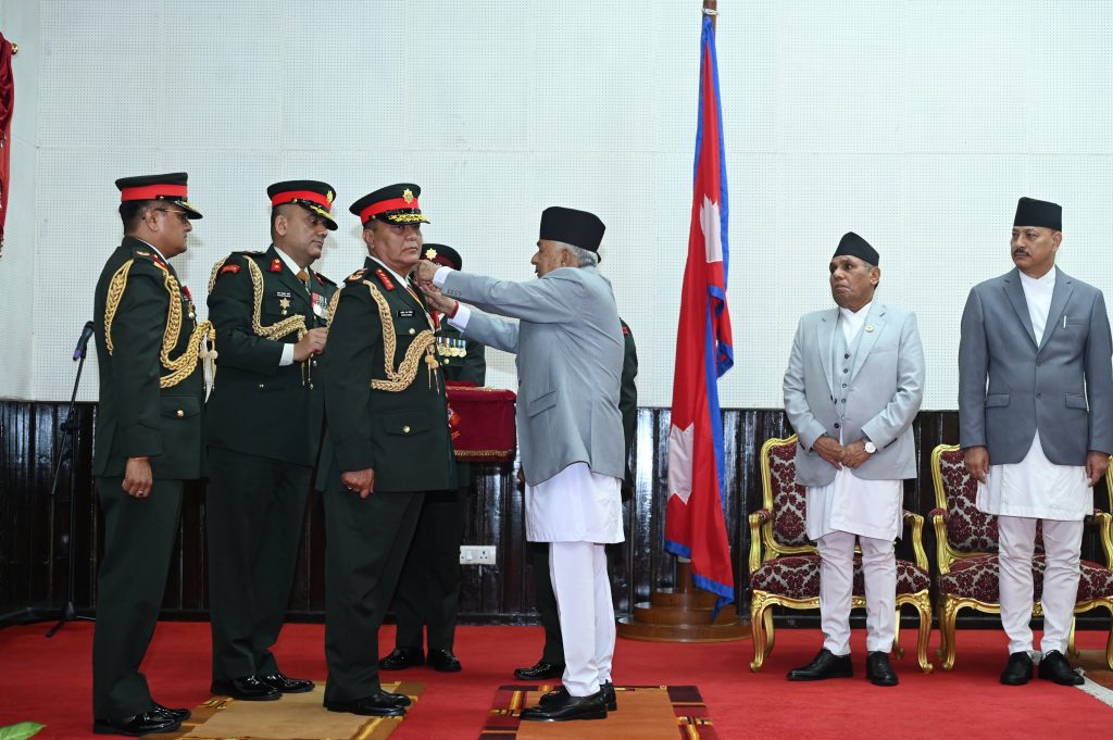 राष्ट्रपतिद्वारा नवनियुक्त प्रधानसेनापतिलाई महारथीको दर्ज्यानी चिन्ह प्रदान
