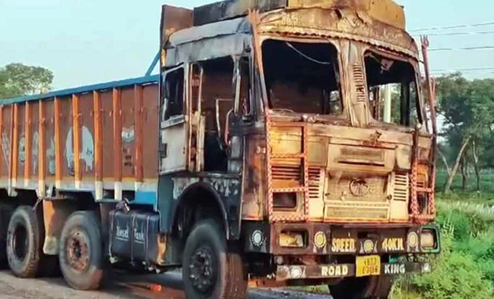 दुर्गा प्रसाईं गिरफ्तारीकाे विराेधमा समर्थकहरूद्वारा तीन वटा ट्रकमा आगाजनी