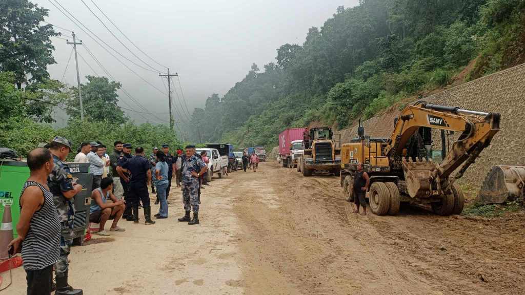 वर्षाले नारायणघाट बुटवल सडक पूर्णरुपमा अवरुद्ध, वैकल्पिक सडक प्रयोग गर्न आग्रह