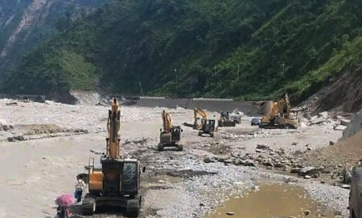पहिरोले अवरुद्ध बीपी राजमार्ग पुनः सञ्चालन