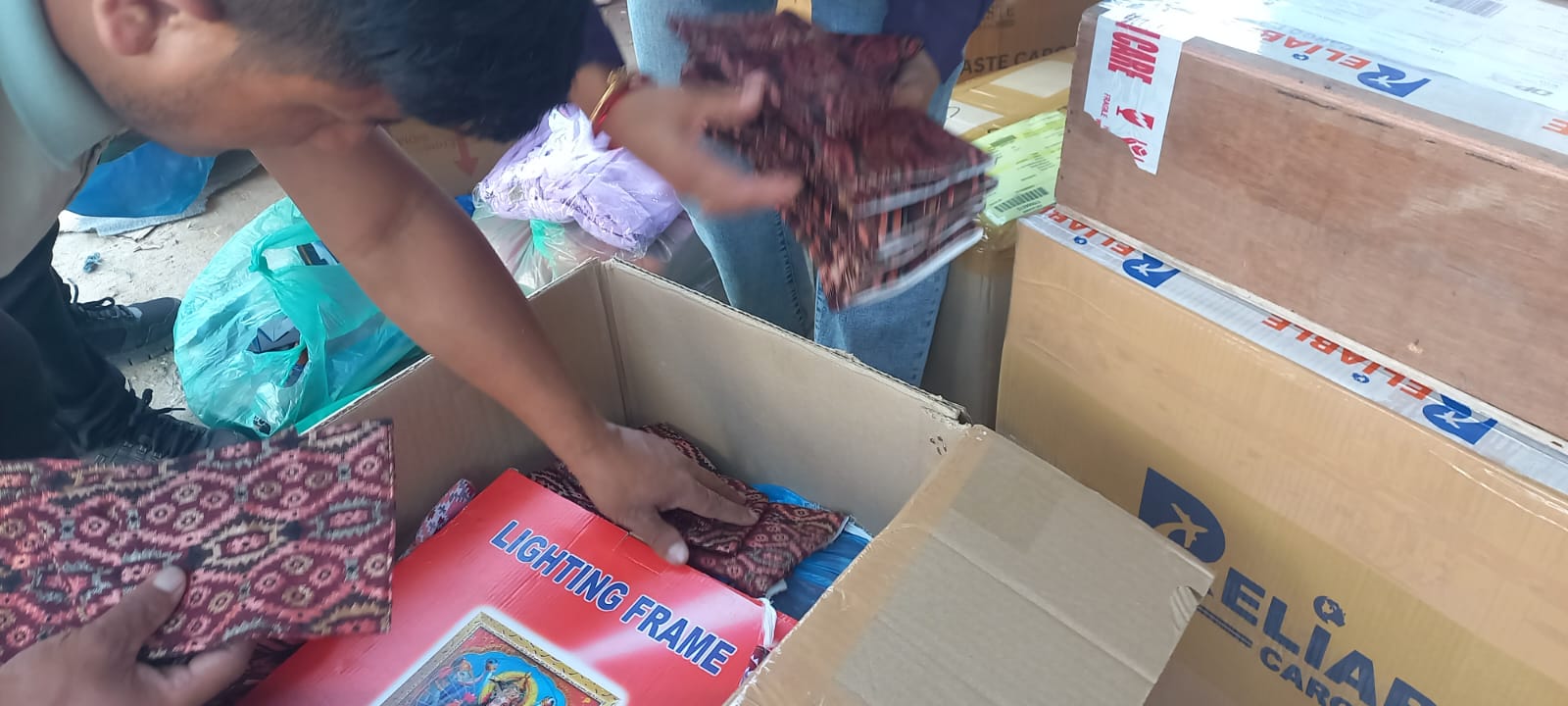 तिहारमा कुरियर तथा कार्गो कम्पनीहरुलाई भ्याईनभ्याई : नेपाली टोपी, माला र सेलरोटी पुग्छन् देशविदेश