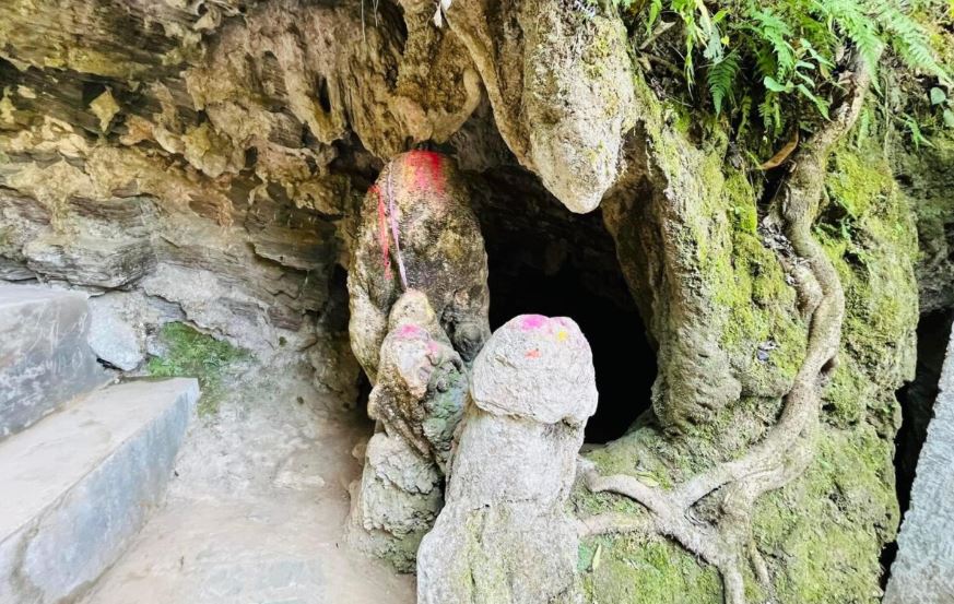 ढेडु लखेट्दै जाँदा फेला परेको गुफा, पर्यटकका लागि आकर्षक बन्दै
