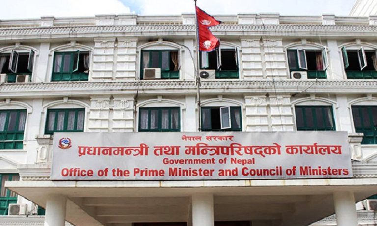 गेट तोडेर सिंहदरबारभित्रै छिरे प्रदर्शनकारीहरू, प्रधानमन्त्री कार्यालय तोडफोड