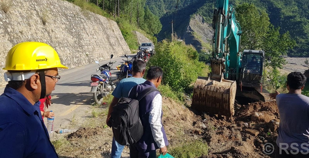 बाढीले बगाएको बिपी राजमार्गको काभ्रेतर्फ दुई दिनभित्र अस्थायी रुपमा सडक सञ्चालन गर्ने तयारी