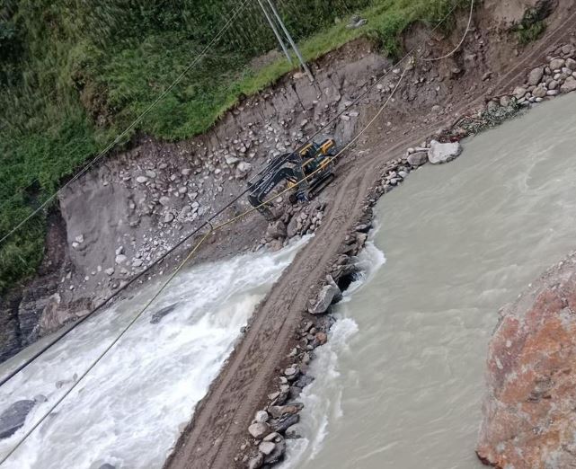 सडक सञ्जाल बिच्छेद बनेको तातोपानी नाका ह्युमपाइपले जोडियो