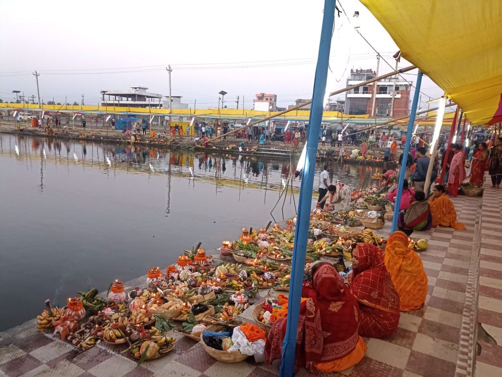 आज छठ पर्वको मुख्य दिन,साँझ अस्ताउँदो सूर्यलाई पूजा आराधना गरी अर्घ दिइँदै