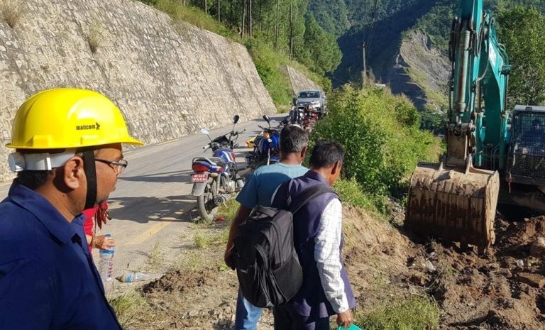 पहिरो पन्छाएपछि नारायणगढ–मुग्लिन सडक दुईतर्फी सञ्चालनमा