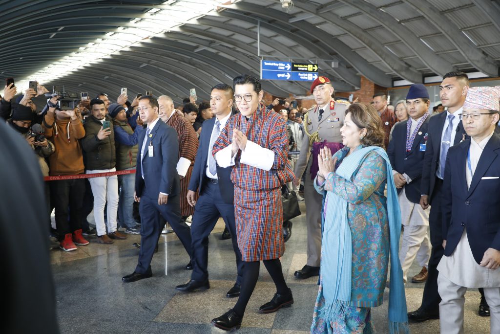 भूटानी राजा जिग्मे खेसर केही घण्टाका लागि काठमाडौँमा