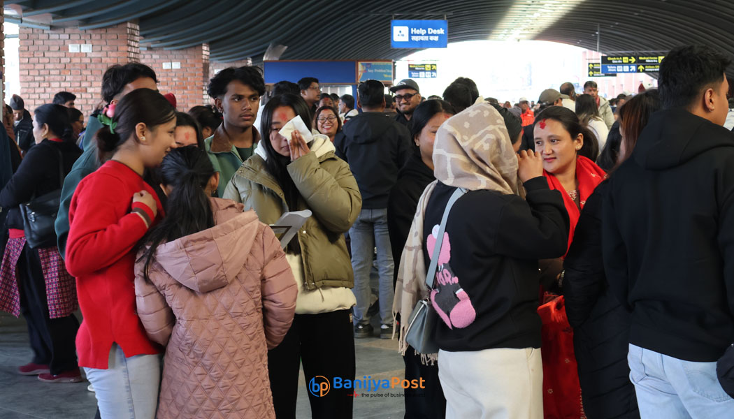 विदाईका हात हल्लाउनेका ताँतीले भरिभराउ विमानस्थल (फोटोफिचर)