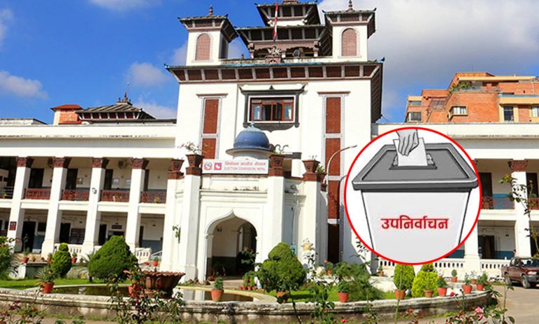 आज राजनीतिक दलका प्रतिनिधिहरुसँग छलफल गर्दै निर्वाचन आयोग