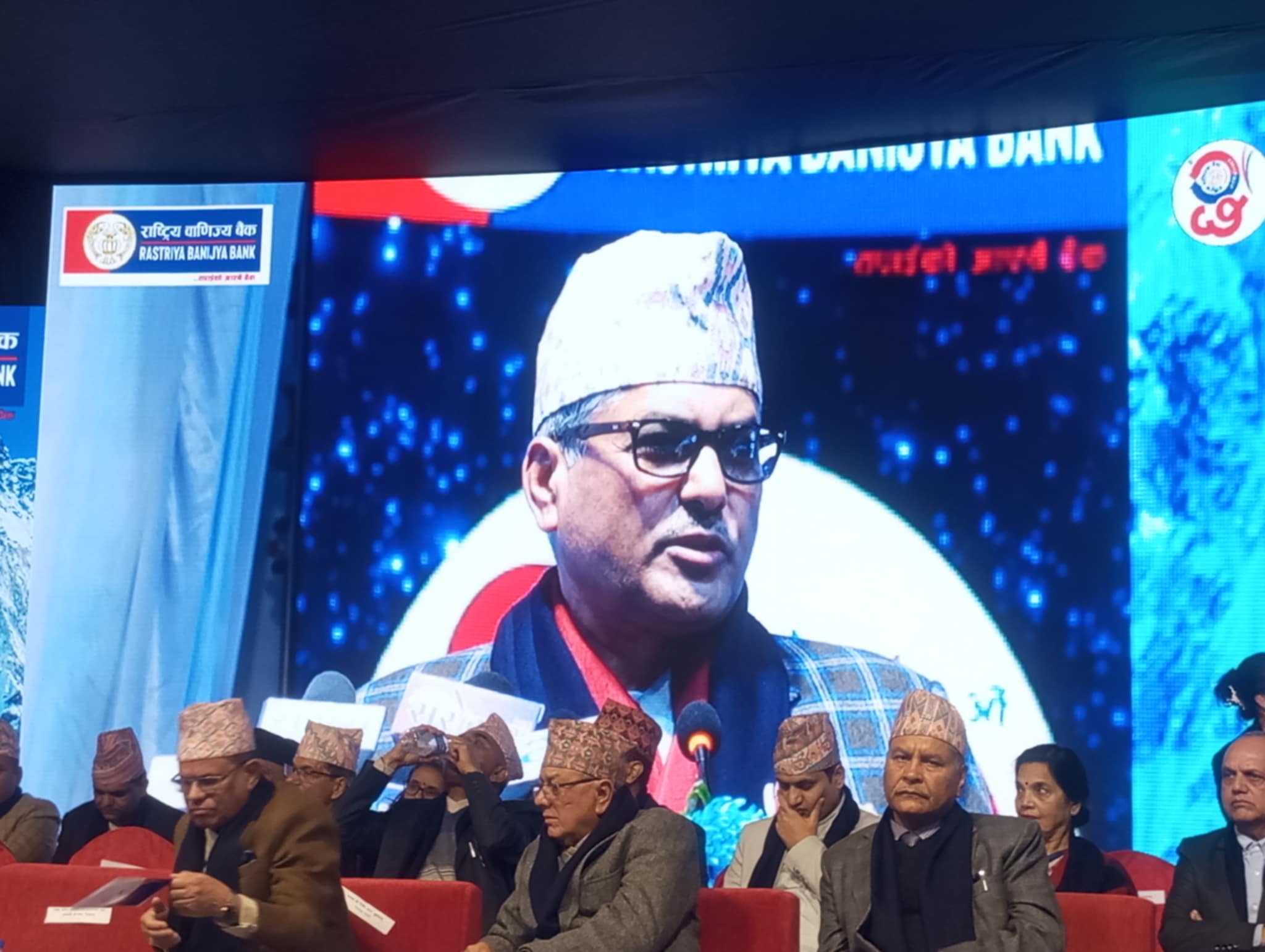 बैंक डुब्छ भनेर सामाजिक सञ्जाल तथा मिडियामार्फत भ्रम छर्ने काम भएको छ : गभर्नर अधिकारी