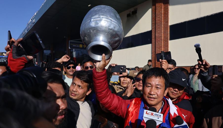 खाली गाग्री लिएर प्रधानमन्त्री भेट्न भन्दै काठमाडौं आए धरानका मेयर
