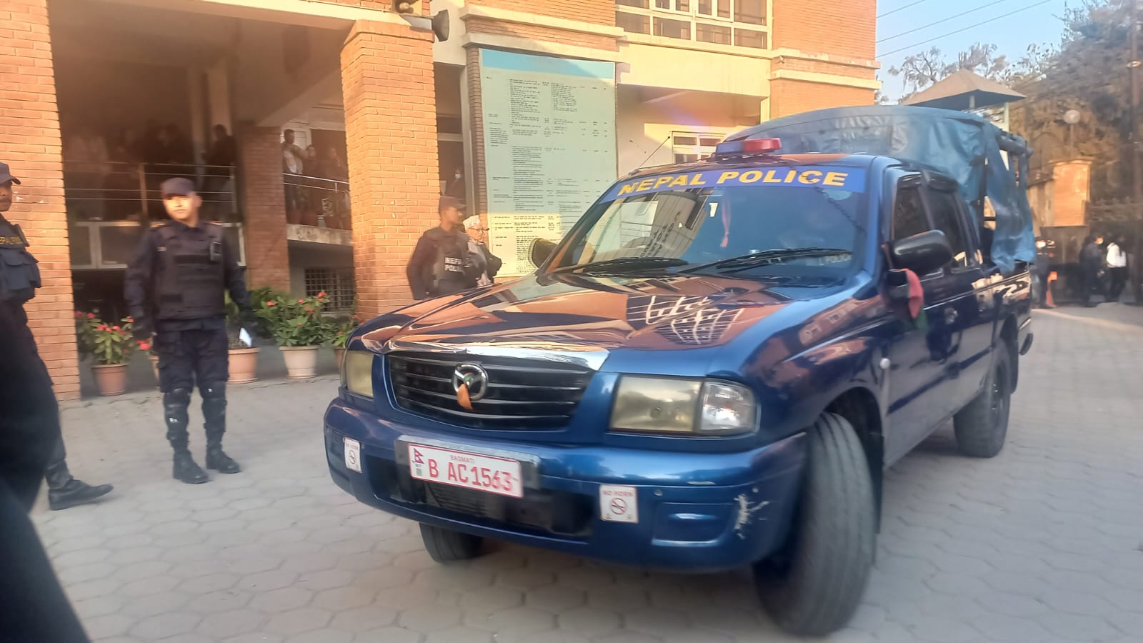 रवि लामिछानेको आदेश आउन अगाडि अदालतबाहिर जे देखियो...(फोटोफिचर)
