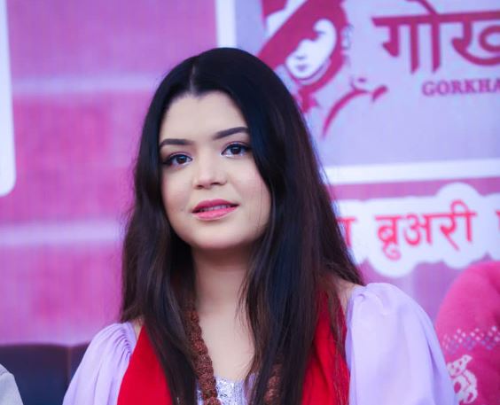श्री एयरबाट धोका पाएको गायिका समीक्षा अधिकारीको गुनासो