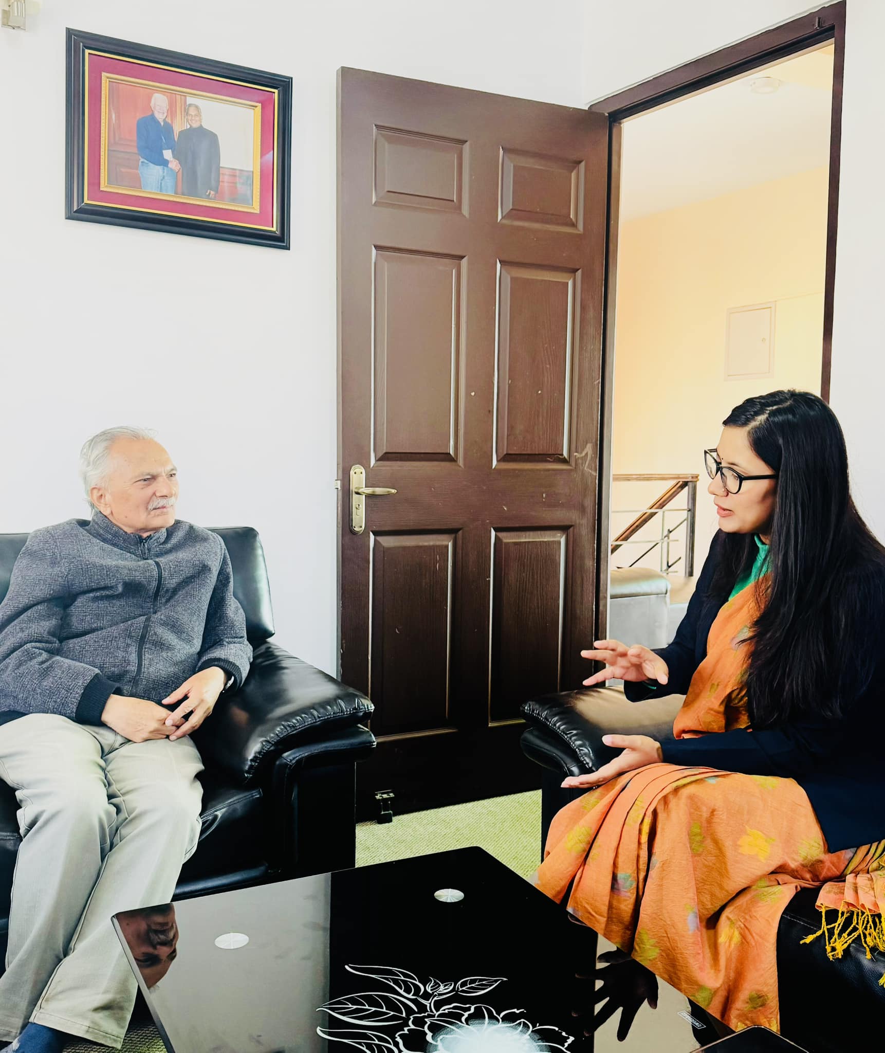 पूर्व प्रधानमन्त्री  भट्टराईलाई भेट्न पुगेकी रास्वपा  सांसद गौतमले भनिन, देश बचे पक्ष/विपक्ष, देशै नरहे के सत्ता पक्ष, के प्रतिपक्ष