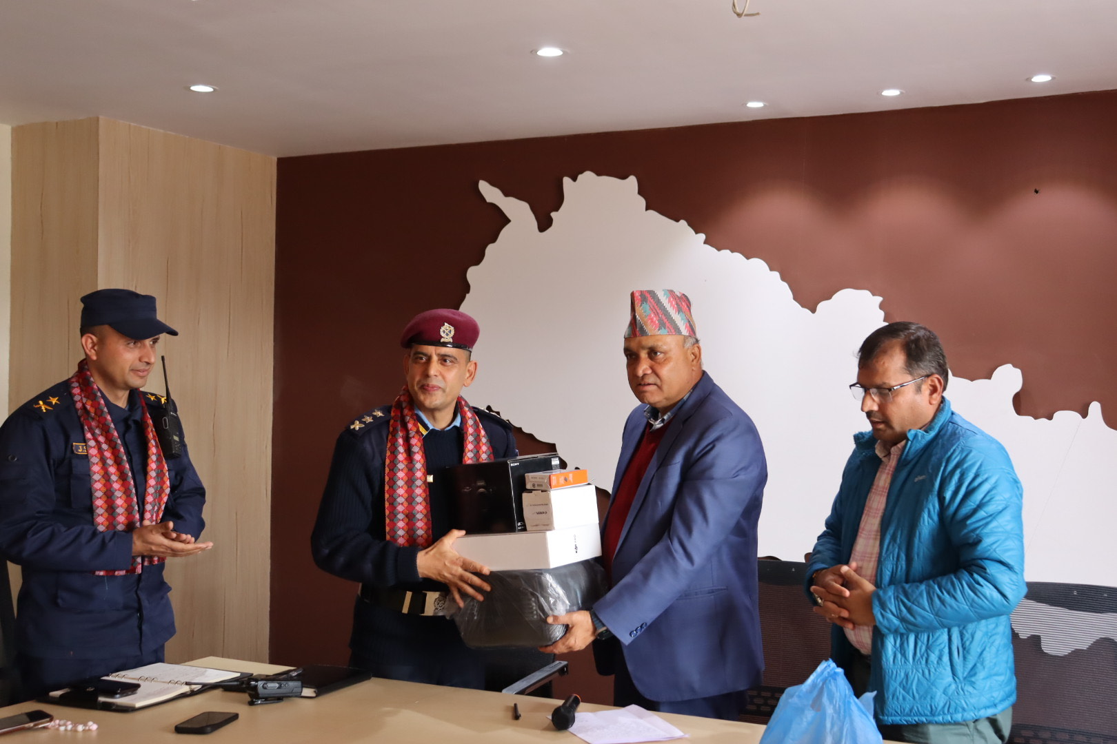 कागेश्वरी मनोहरा नगरपालिकाले नेपाल प्रहरीलाई सहयोग गर्याे डीएसएल क्यामेरा
